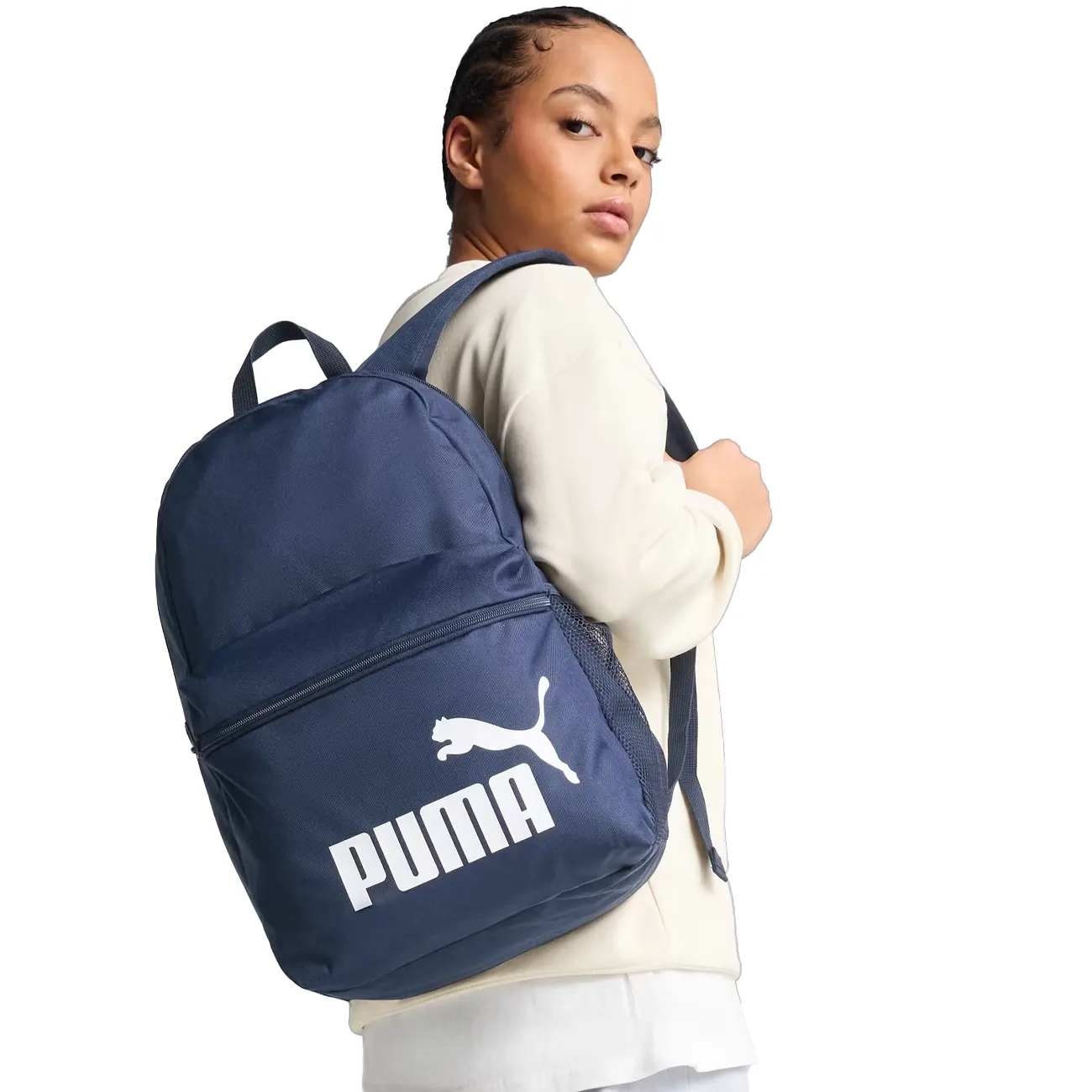 Mochila Puma azul marinho vista frontal com logo branco e bolso frontal zíper